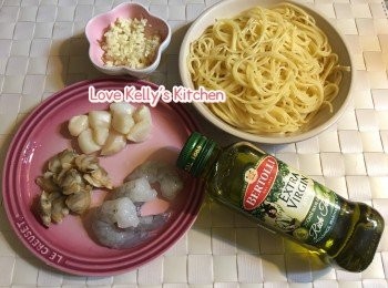 step1: 先將所有急凍海鮮解凍，大蝦再用少許鹽醃10分鐘再去腸冲洗備用；