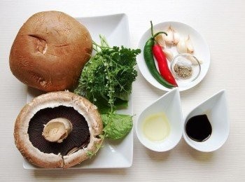 step1: 準備所有材料。波特菇用餐巾紙沾水擦拭乾淨,蒜頭辣椒切碎