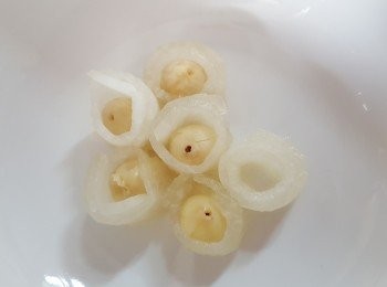 step11: 將焯好的冬瓜用手指卷成圈,放入湯豌中,加入一粒已經夾杞子的蓮子,杞子方向必須要向碗內