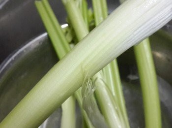 step2: 將西芹撕去粗的纖維，洗淨，斜刀切塊