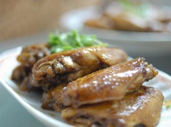 step2: 熱鍋下少許油，將雞翅兩面煎至金黃色，下老抽，糖及水拌勻，煮沸後轉小火煮10至15分鐘即成！