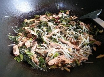 step11: 再加入1碗份量水拌勻用大火快炒數分鐘盛起備用