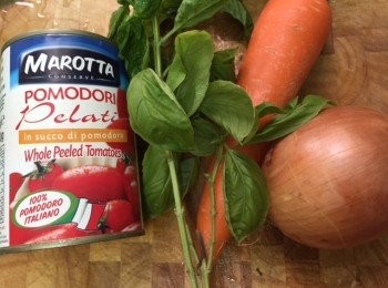 step1: 1)洋蔥, 甘筍切粒, 先炒香洋蔥再加入甘筍粒炒5分鐘