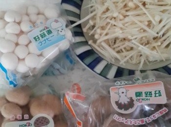 step1: 起油鍋將洋蔥爆香炒軟~加入1000CC的水煮滾