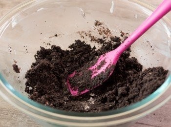 step4: 用邊拌邊壓的方法拌勻；