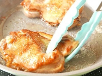 step4: 以中火燒熱油，去除醃肉的蒜片，把<a href="https://bit.ly/2ZxapeY" target="_blank" data-keyword="雞扒" class="guide-link"><strong>雞扒</strong></a> <span style="display:inline-block;vertical-align:middle;margin-top:-3px;color:initial;border-radius:3px;padding:2px 3px;font-size:12px;line-height:14px;background:#87d300;color:#fff;">即買</span> 有皮的一面煎2分鐘至金黃色。調至中小火，把<a href="https://bit.ly/2ZxapeY" target="_blank" data-keyword="雞扒" class="guide-link"><strong>雞扒</strong></a> <span style="display:inline-block;vertical-align:middle;margin-top:-3px;color:initial;border-radius:3px;padding:2px 3px;font-size:12px;line-height:14px;background:#87d300;color:#fff;">即買</span> 翻面，每面多煎2-3次，每次煎2分鐘至<a href="https://bit.ly/2ZxapeY" target="_blank" data-keyword="雞扒" class="guide-link"><strong>雞扒</strong></a> <span style="display:inline-block;vertical-align:middle;margin-top:-3px;color:initial;border-radius:3px;padding:2px 3px;font-size:12px;line-height:14px;background:#87d300;color:#fff;">即買</span> 九成熟，盛起備用。