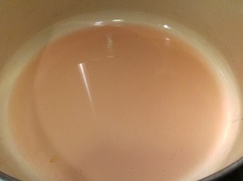 step7: 拎走碗後會見到紫洋蔥和蘋果燉出來的汁。