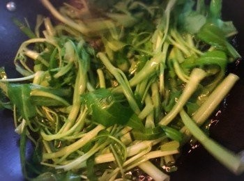step1: 將通菜浸兩次水清洗好，然後係鑊入水滾熱水，放通菜入去煮數分數，鑊，撈起