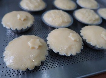 step2: 將牛油糖打起 ,再和材料混合，撈到無粒粒成為麵團為止，然後放入雪櫃雪硬，<a href="https://bit.ly/2ZxapeY" target="_blank" data-keyword="雞扒" class="guide-link"><strong>雞扒</strong></a> <span style="display:inline-block;vertical-align:middle;margin-top:-3px;color:initial;border-radius:3px;padding:2px 3px;font-size:12px;line-height:14px;background:#87d300;color:#fff;">即買</span> 加鹽醃一會後煲熟,切粒。