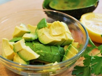 step7: 製作酪梨<span class="group_2">優格醬</span>：將所有材料混合均勻，以適量海鹽調味，調至方便塗抹的稀稠度