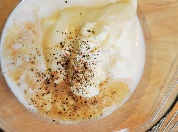 step2: 將美奶滋、牛奶、蘋果醋、龍舌蘭糖漿、鹽及胡椒拌勻成沙拉醬