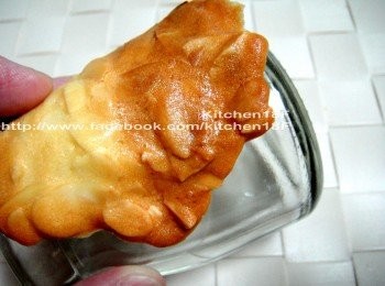 step11: 【另一種玩法】剛出爐，可趁熱製作彎曲造型(如圖)。當下非常燙手，建議戴上隔熱手套再操作！真的超燙！