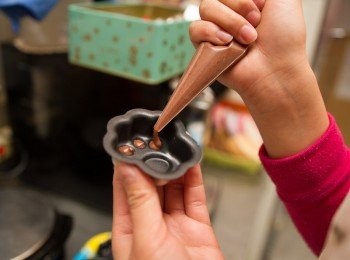 step2: 把巧克力麵糊擠到腳印裡