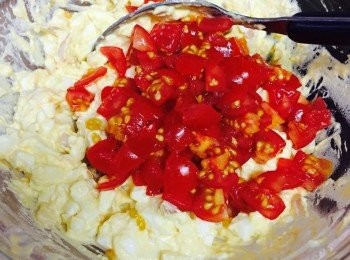 step3: 最後加入車厘茄、糖和黑椒調味，拌勻即可。