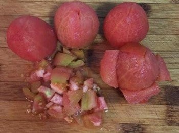 step2: 蕃茄尾部劃十字後用滾水泡一下去皮後切成丁,