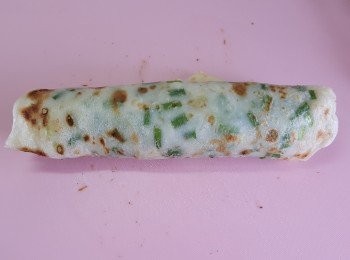 step8: 將麵餅與火雞片捲好。