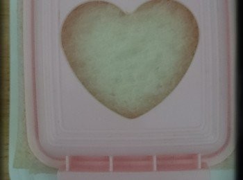 step7: 7.將已撈好的三文魚雞蛋醬放上方包面再放上芝士碎。