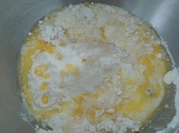 step2: 將高筋麵粉過篩後放入大器皿後加入酵母,奶,鹽,糖,溶牛油攪勻後,拿出搓成光滑後,放入巳塗油的大碗,我選用水波爐發酵功能35度45分鐘,發酵後預熱水波爐披薩功能,麵團分成兩份,枱面撒上高筋麵粉用木棒壓成一個薄薄的披薩底約10吋闊。