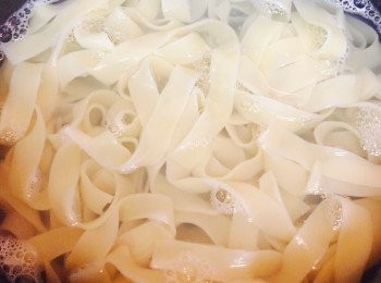 step3: 扁意粉放入已加鹽的滾水（或灼過龍蝦的水）中，依包裝指示灼熟，撈起瀝乾。