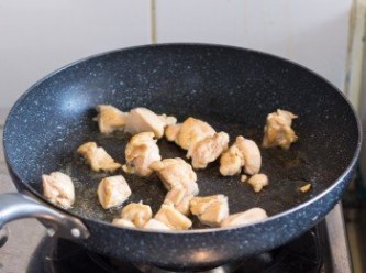 step4: 中火燒熱鍋子，下少許油，油熱後下雞肉煎約 3 分鐘至表面金黃色，中間反一下