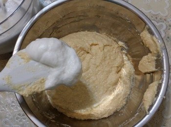 step4: 【混合麵糊】舀一匙蛋白霜混入蛋黃麵糊中，用橡皮括刀沿著打蛋盆由下而上攪拌（盡量快速避免消泡），再將拌勻的麵糊倒入剩下的蛋白霜中均勻混合。
