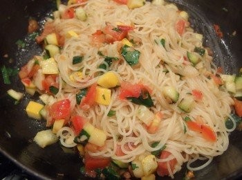 step12: 最後加入煮熟的義大利麵及<span class="group_2">香草</span>拌炒一下,可加入少許的煮麵水來調整醬汁的濃稠度。起鍋後擺盤放入已煎好的豬排及櫛瓜。