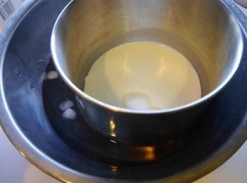 step3: *提拉米蘇餡: >>鮮奶油加糖打發。約八九分程度。將盆子放在冰水內打發。