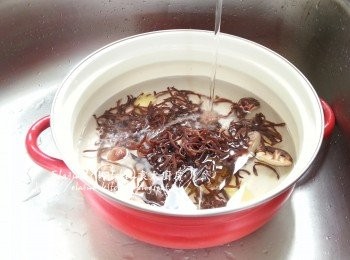 step4: 煲內放入薑片 , 冬菇及木耳絲 , 加入適量水用中火煲15分鐘