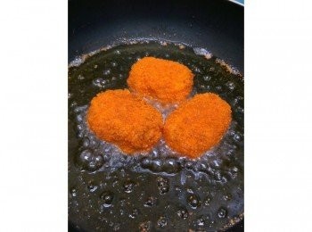 step7: 鍋子倒進油，淹過可樂餅的一半就可以了，中火將外皮炸酥脆