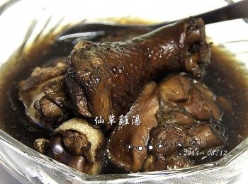 step4: 起鍋後灑上一點鹽花，
《仙草雞湯》就這麼大功告成囉！！

相信嗎，真的好好喝
不油不膩、清爽又生津解渴
哥哥跟弟弟都各自喝了兩三碗湯耶！！！

大家可以試試，
炎炎夏日用這味來做《涼補》實在很不錯唷！！