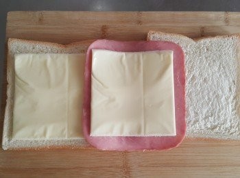 step1: 一片吐司一片起士在一片火腿片在一片起士片最後再用吐司合起來