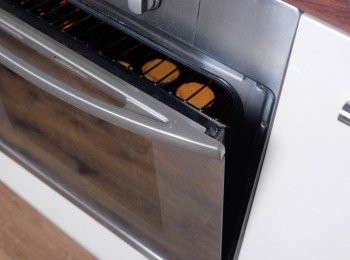 step7: 在焗至最後的5分鐘，我用將焗爐門開一半，繼續焗至熟透，這可減少蛋撻表面有裂痕