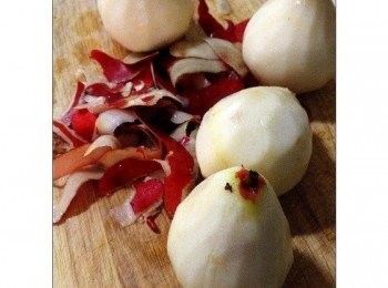 step1: 將西洋梨洗淨之後，削除外皮備用，西洋梨不管是黃皮或是紅皮都可以。