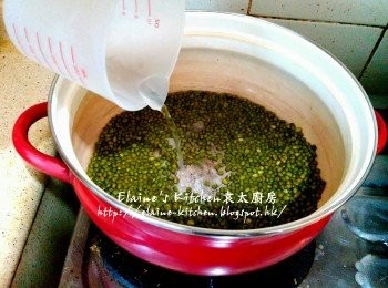 step5: 再加入第二次水(50ml)繼續用中火炒多2分鐘至收乾水份