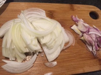 step3: 洋蔥同紅蔥頭都切薄片