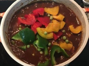 step5: 一小時後，先撈出蒜頭，用濾網將蒜肉壓成泥，除去蒜皮，將蒜泥混入湯汁中；試味道用鹽調整後，放入配菜的甜椒塊和青豆仁，煮到青豆仁熟了後即可擺上百里香趁熱享用。