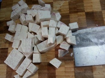 step1: 芋頭去皮後切粒,用大火蒸3-4分鐘成半熟(不要蒸太熟,否則炒飯時會散)