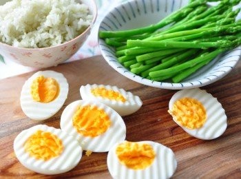 step2: 另外將蒸熟的雞蛋剝殼後，以波浪刀對半切，蘆筍川燙好備用