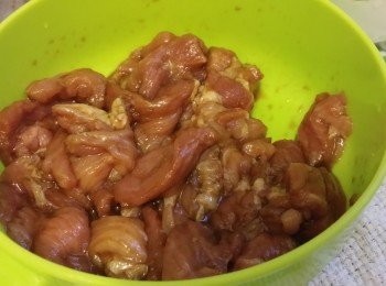 step3: 肉片用醃料(薑汁酒、蒸魚頭抽、胡椒粉)略醃