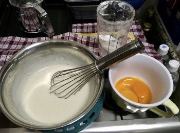 step1: 🔅蛋白丶蛋黃分開，蛋白打發後分數次加入糖拌勻。


🔅接著將蛋黃逐個加入蛋白糖糊中拌勻。


🔅將低筋麵粉篩入蛋糊內，用刮刀拌勻至無粉粒即可。


🔅入模至八丶九份滿入爐


♨️180。C 焗15-20分鐘⏲
(請視乎自家爐温而作調整，我烘了18分鐘)