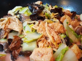 step5: 將所有<span class="group_1">材料</span>加入(除粉絲和髮菜外)加入半杯水至軟身。