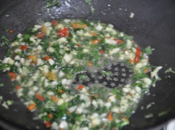 step7: 加一點點鹽巴後中大火快速拌炒攪動，