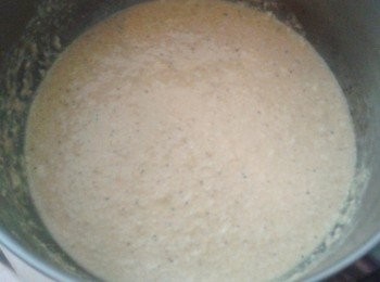 step2: 在另一鍋內，將其餘的材料拌勻，用小火煮，不停攪拌至濃稠成白醬 （請自行調味），煮三分鐘