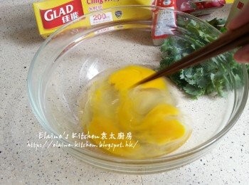 step1: 雞蛋打入大碗內拌勻