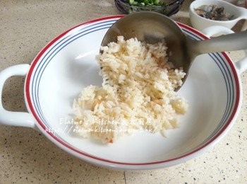 step6: 再加入蛋液拌勻至每粒飯都沾上蛋液 , 用中火將飯炒至乾身及微黃色盛起