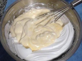 step4: 在蛋黃糊中混入1/3蛋白霜,輕快混勻,再取1/3混勻,然後將所有蛋黃糊倒入剩下的蛋白霜中混勻.混勻的蛋糕糊是拋拋略濃的,不會水水低。