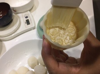 step7: 再在模具上掃上片粟粉