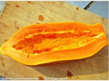 step2: 木瓜直接剖半後，用匙羹刮去木瓜籽，放置於一旁備用。