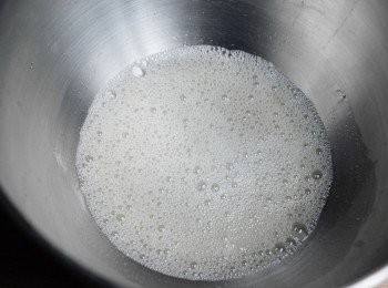 step2: 用電動打蛋器以慢速打發蛋白兩分鐘，會有泡沫出現