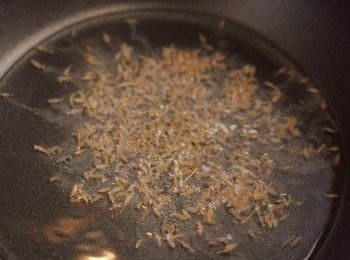 step5: 孜然炒香→鍋裡倒入植物油後開大火熱鍋，然後放入孜然。孜然開始冒出泡泡的時候注意不要燒焦，慢慢炒至泡泡變少。